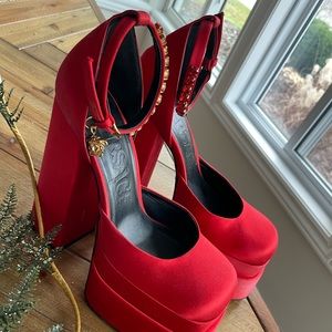 this season Versace shoes in red size 39 only worn twice!! Originally paid 1900
